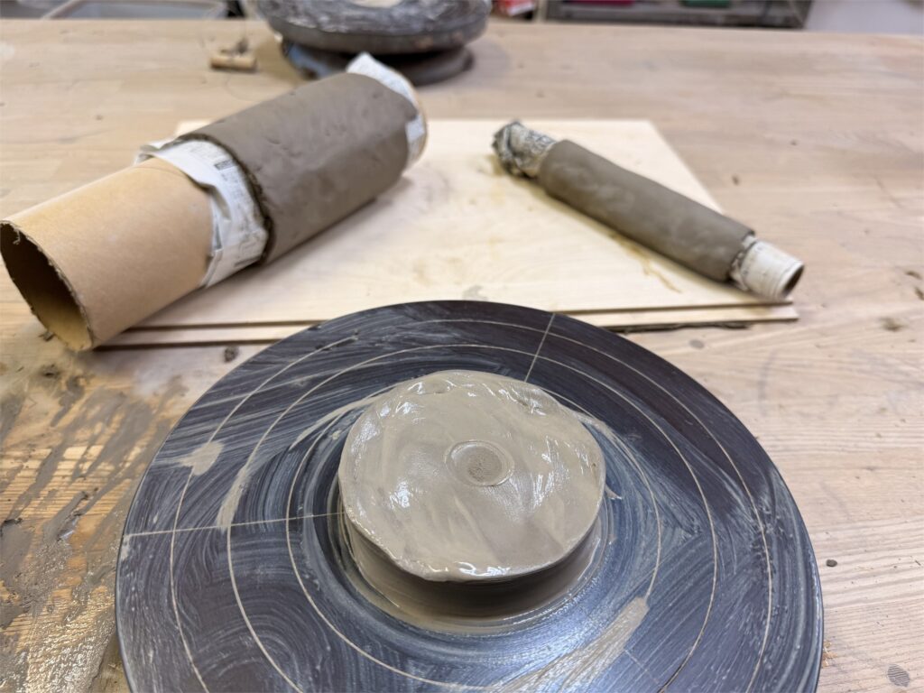 ろくろの上で作った花器の土台と板状の土