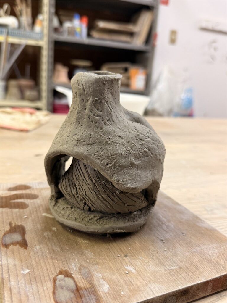 岩のような外側と古木の幹を思わせる内側を組み合わせた陶芸作品