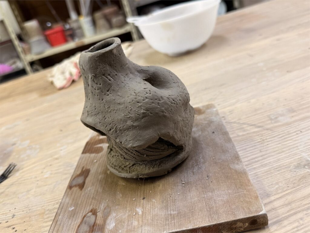 見る角度によって洞窟や樹木に見える制作直後の花器