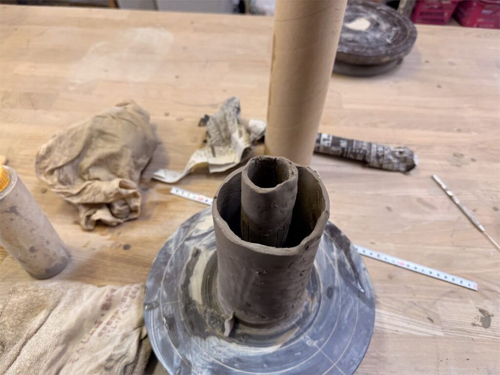 制作途中の二本の筒状の土を組み合わせた姿