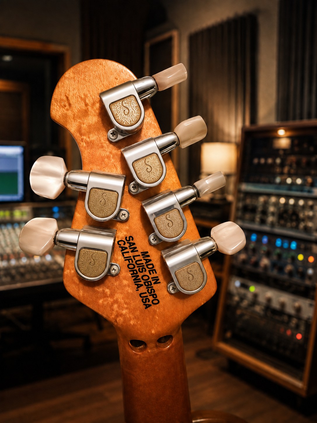 USA製表記とペグが見えるMusic Man Axisのヘッド背面