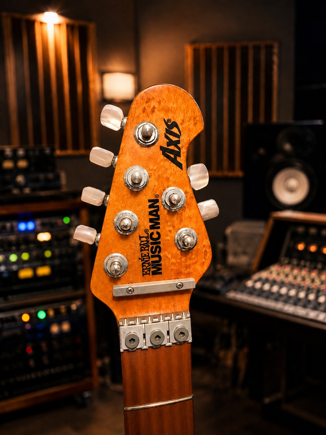 Music Man Axisのヘッド正面と木目のクローズアップ