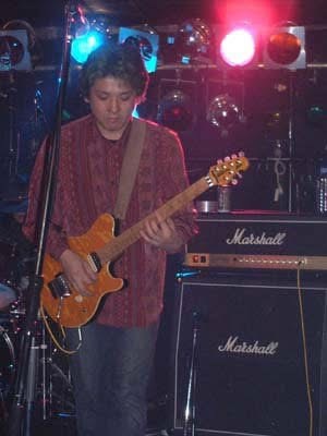 若き日のライブでMusic Man Axisを演奏する姿