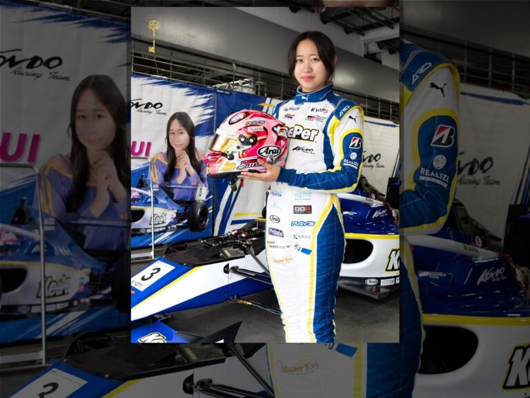 レーシングスーツ姿でヘルメットを抱える松井沙麗選手。標題に隠れずスーツ下部のMasterKeyワッペンまで見える構図