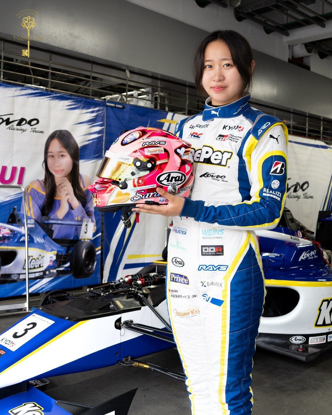 レーシングスーツ姿でヘルメットを抱える松井沙麗選手